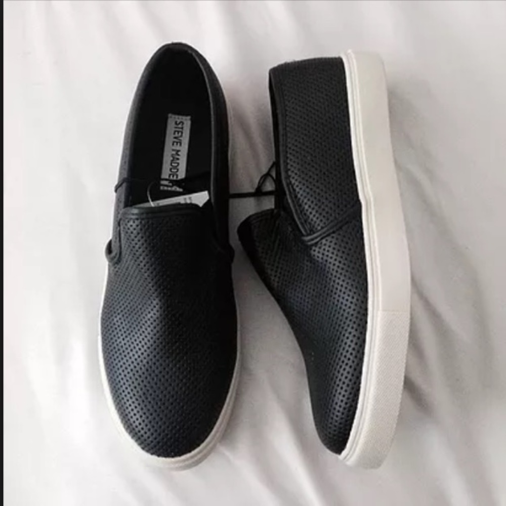 Steve Madden Perforated Slip ons SIZE:8.5